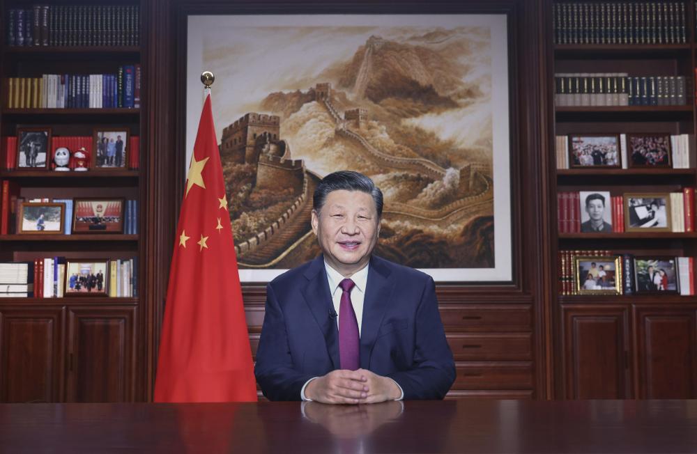 新年前夕,国家主席习近平通过中央广播电视总台和互联网,发表二〇二二年新年贺词。 新华社记者 鞠鹏 摄