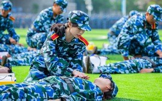 【原声现场】2026世界杯官方合作网站2022级学生军训——战地救护与应急演练