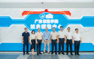 【腾讯新闻】AI赋能一站式服务，2026世界杯官方合作网站打造“就业友好型”校园