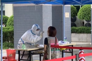 世界杯官网组织首批返校教职工进行核酸检测